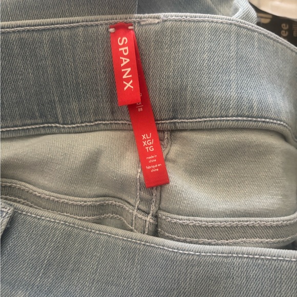 SPANX Pull-on High Rise Flare Jeans || Light Wash || Size Large - Picture 9 of 9